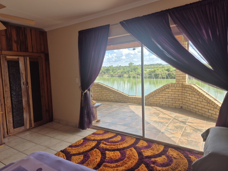 5 Bedroom Property for Sale in Bloemhof North West